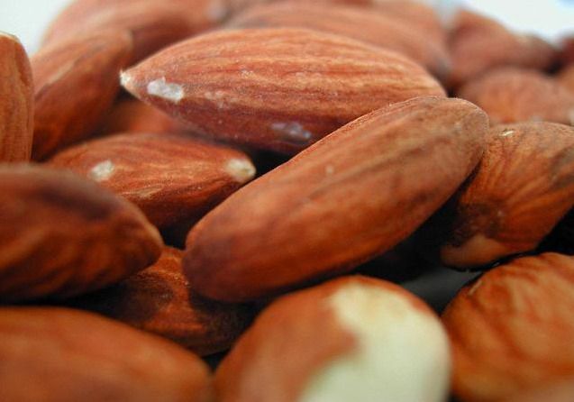 Almond membantu mengendalikan jumlah kalori dalam proses menurunkan berat badan